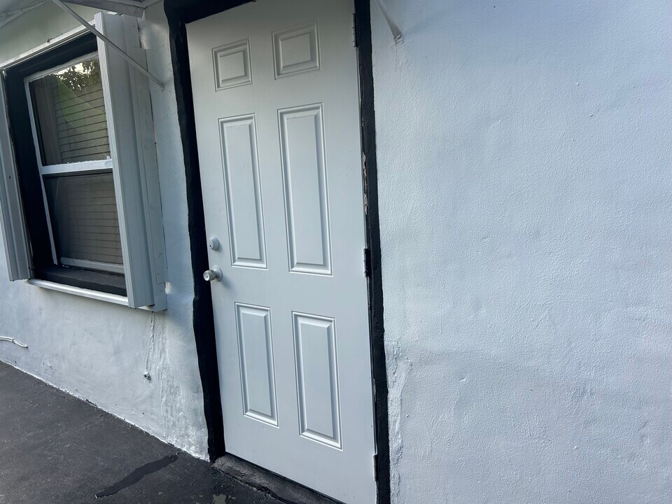 1281 W 61st Pl in Hialeah, FL - Foto de edificio