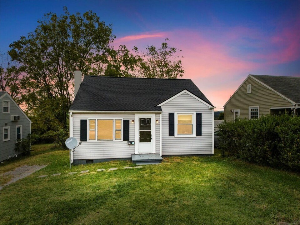 143 Monroe St in Radford, VA - Building Photo