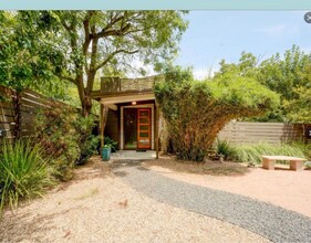 700 W Johanna St in Austin, TX - Building Photo - Building Photo
