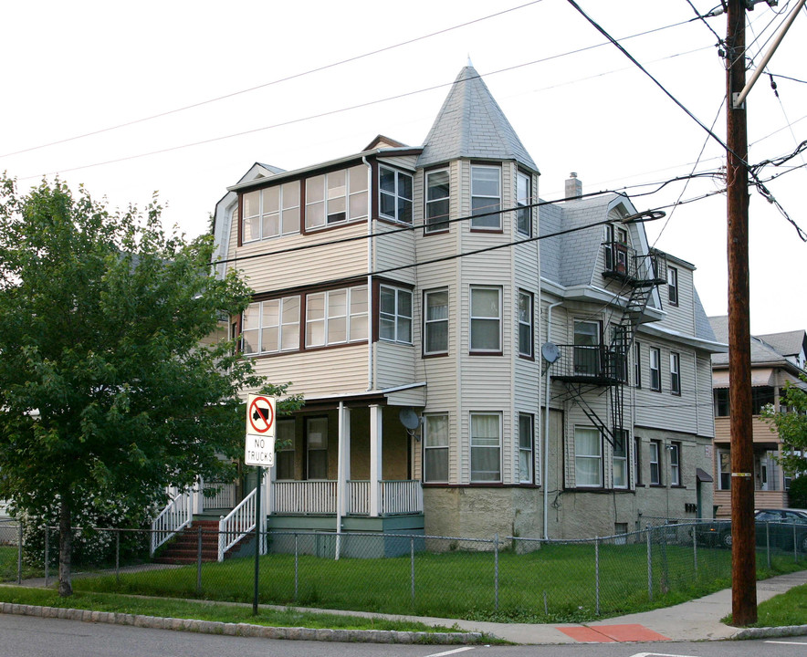 131 Claremont Ave in Montclair, NJ - Building Photo