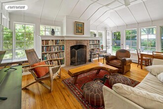 179 Redwood Rd in Sag Harbor, NY - Foto de edificio - Building Photo