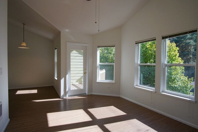 235 SW Hooker St in Portland, OR - Building Photo - Building Photo
