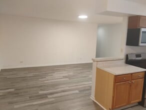 2424 W Estes Ave in Chicago, IL - Building Photo - Building Photo