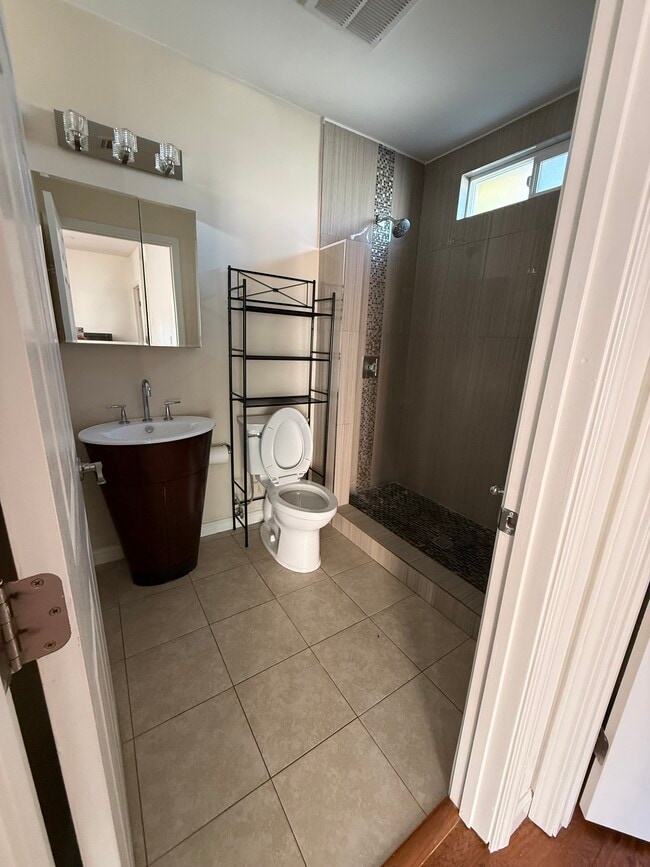 10548 Tinker Ave in Tujunga, CA - Building Photo - Building Photo