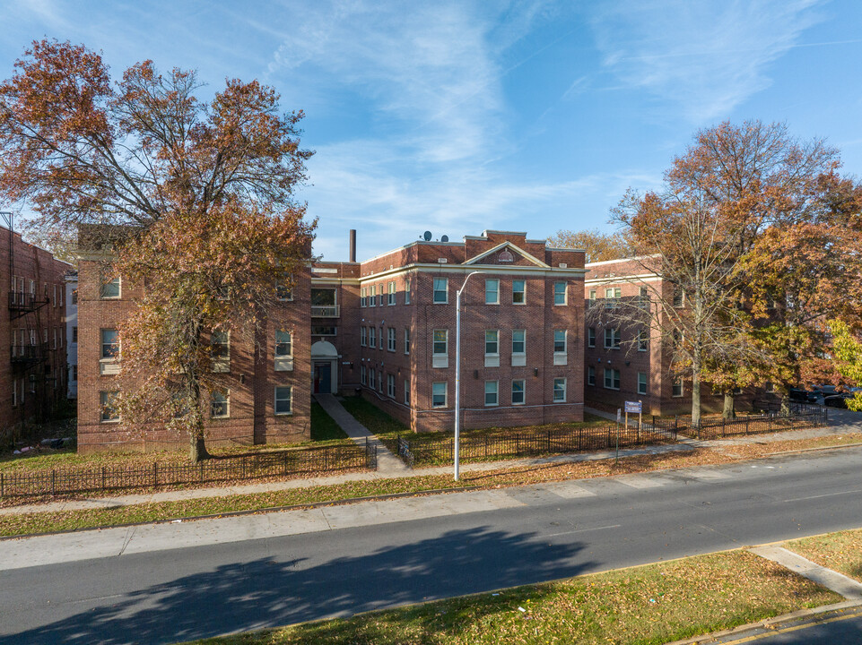 Parkside Manor in Baltimore, MD - Building Photo