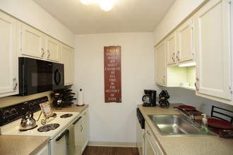 Tall Oaks Apartments in Wichita, KS - Building Photo - Interior Photo