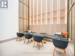 430-4430 Square One Dr in Mississauga, ON - Building Photo - Building Photo