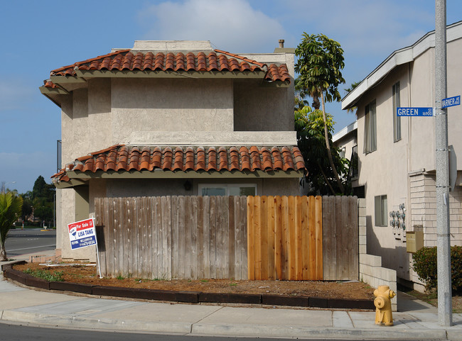 4951-4961 Warner Ave in Huntington Beach, CA - Building Photo - Building Photo