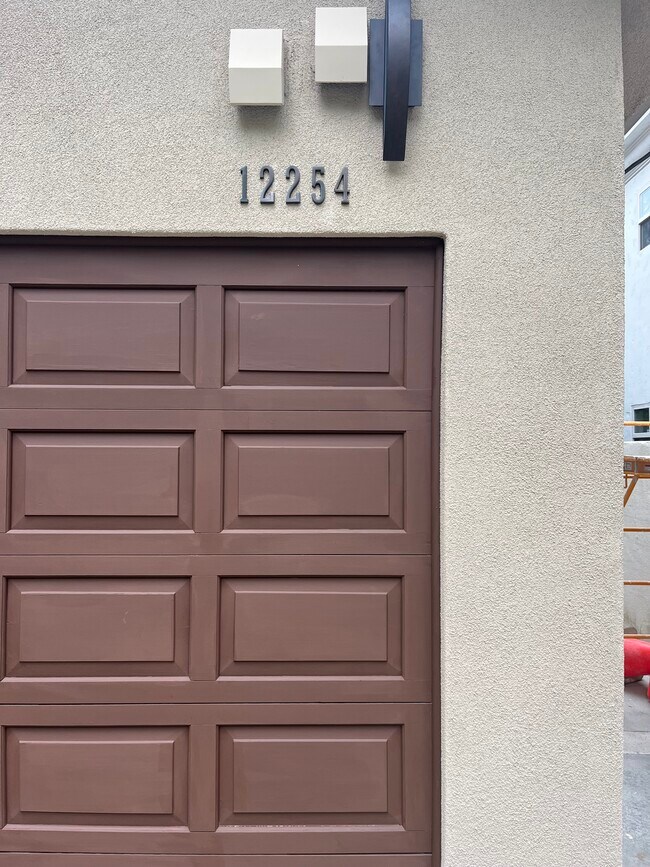 12252 Otsego St in Valley Village, CA - Foto de edificio - Building Photo