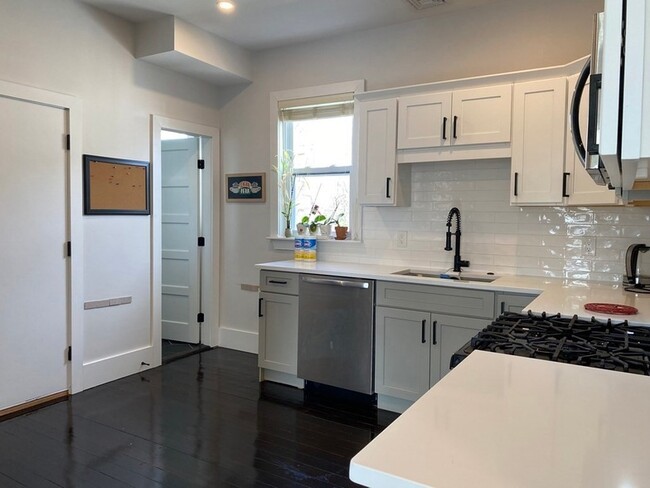 33 Wabon St, Unit 3 in Boston, MA - Building Photo - Building Photo