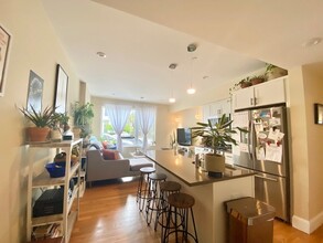 9 Glencoe St, Unit 202 in Boston, MA - Building Photo - Building Photo