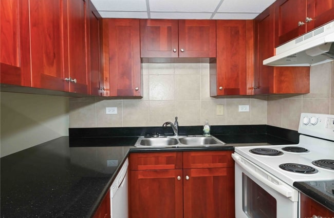 2499 Kapiolani Blvd, Unit 1404 in Honolulu, HI - Building Photo - Building Photo