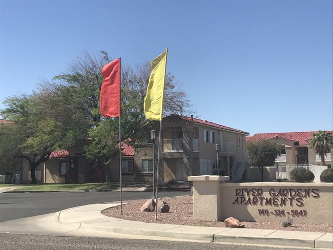 River Gardens Apartment Homes in Needles, CA - Foto de edificio - Building Photo