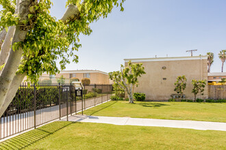 Townhome 2 bed 1.5 Bath in Anaheim in Anaheim, CA - Foto de edificio - Building Photo