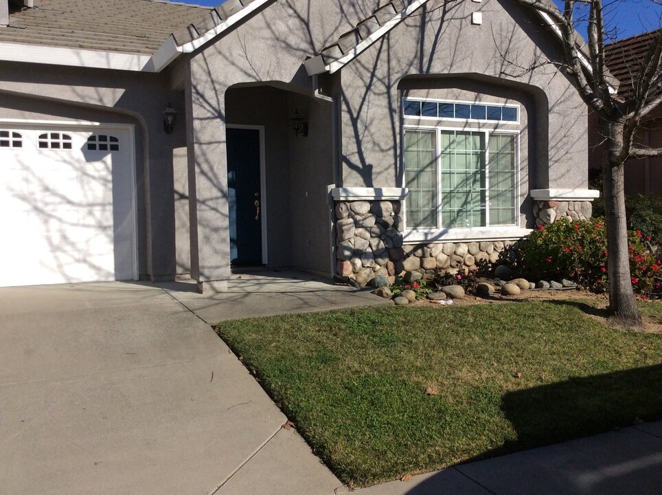 1147 Sam Rider Way in Yuba City, CA - Building Photo