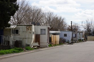 Skylark Mobilehome Park in West Sacramento, CA - Building Photo - Building Photo