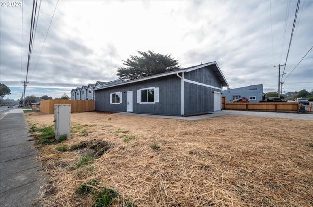 1105 Baltimore St in Bandon, OR - Building Photo