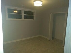 6042 S Kolmar Ave, Unit G in Chicago, IL - Foto de edificio - Building Photo