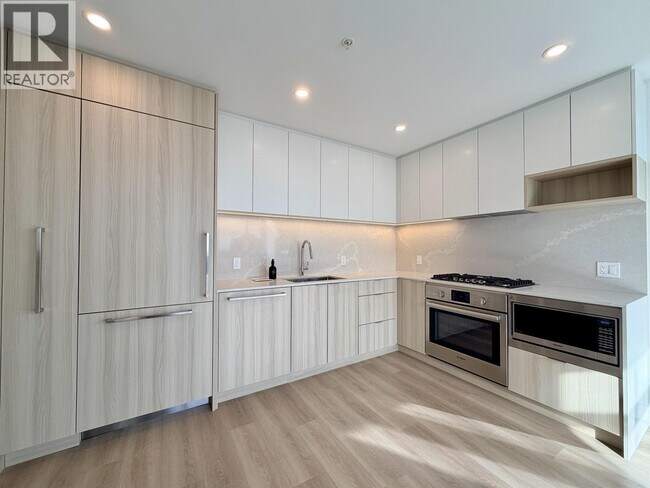 6075 Wilson Ave in Burnaby, BC - Building Photo - Building Photo