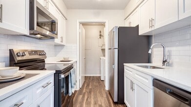 The Crest on Hampton Hollow in Silver Spring, MD - Foto de edificio - Building Photo