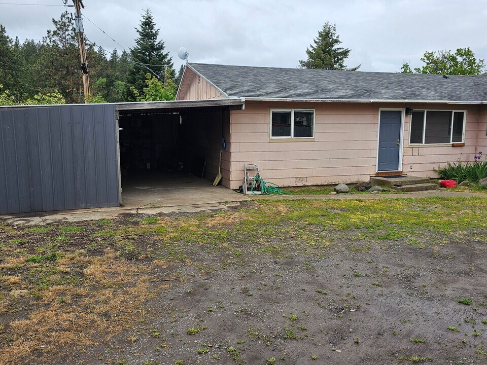 602 1/2 2nd St in Cove, OR - Building Photo