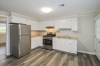 126 Magnolia Dr in Prattville, AL - Building Photo - Building Photo