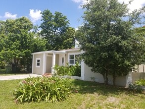 1085 NW 133rd St in North Miami, FL - Foto de edificio - Building Photo