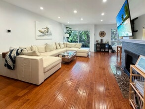 1262 S Barrington Ave, Unit 201 in Los Angeles, CA - Building Photo - Building Photo