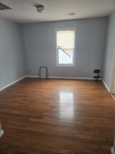 27 E 28th St, Unit Apt 2 in Bayonne, NJ - Foto de edificio - Building Photo