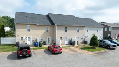 1592 - 1598 NW Oak Leaf Dr in Hickory, NC - Building Photo - Building Photo