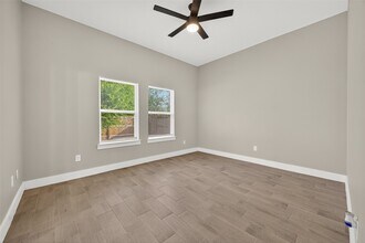 8005 Sexton St in Houston, TX - Foto de edificio - Building Photo