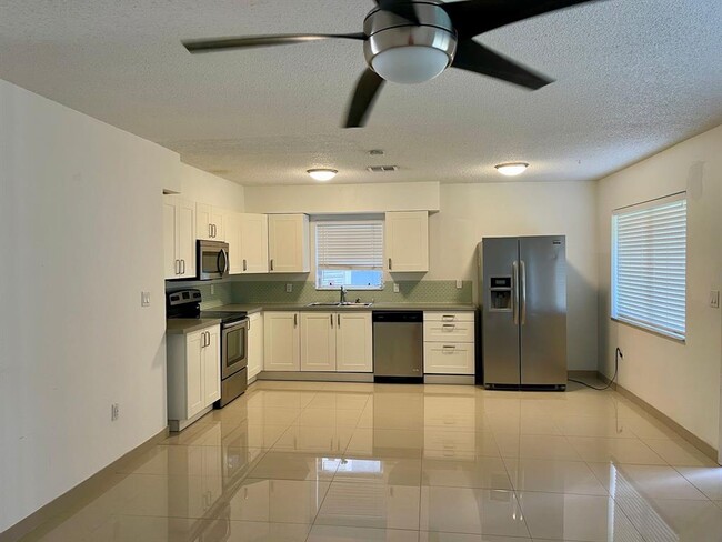 35 NE 3rd St, Unit B in Dania Beach, FL - Building Photo - Building Photo