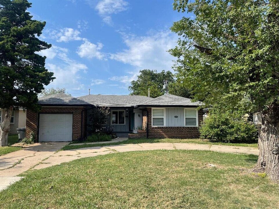 2415 W Britton Rd in The Village, OK - Building Photo