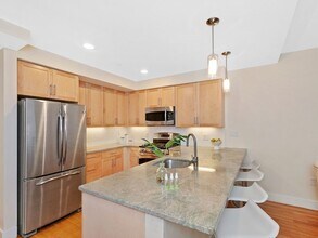 321 Hammond Pond Pky, Unit 106 in Chestnut Hill, MA - Building Photo - Building Photo
