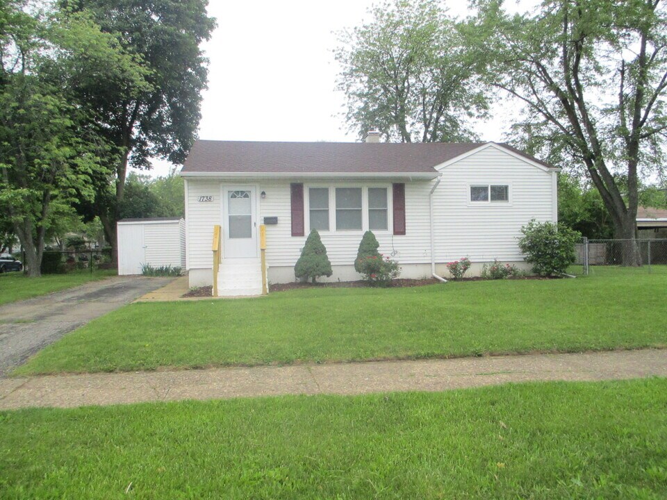 1738 Ballentine St in Waukegan, IL - Building Photo