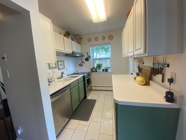 property at 943 W Briarcliff Ave