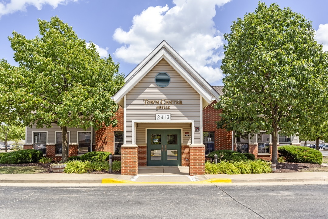 Town Center Apartments in Champaign, IL - Foto de edificio