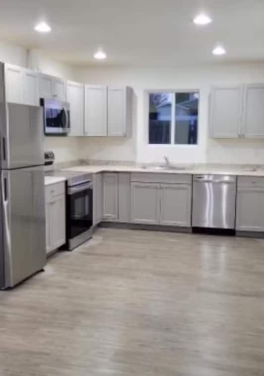 property at 809 W 8th St