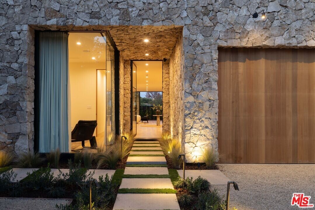 10323 Valley Spring Ln in Los Angeles, CA - Building Photo