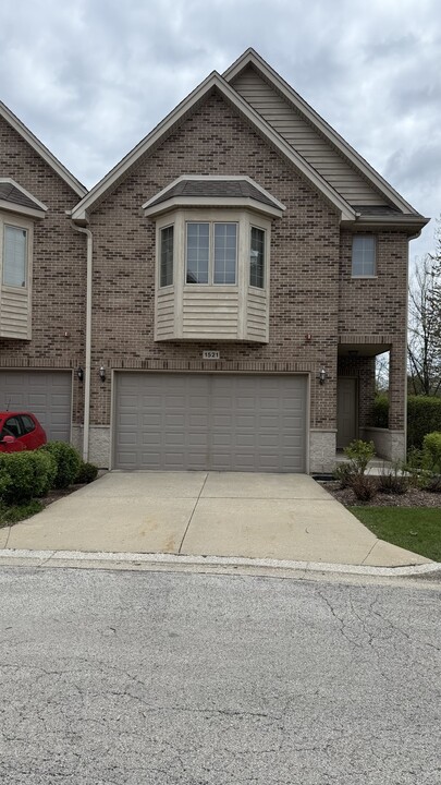 1521 Stonegate Manor in Mount Prospect, IL - Building Photo
