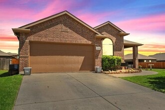 5129 Meadow Ln in Krum, TX - Building Photo - Building Photo