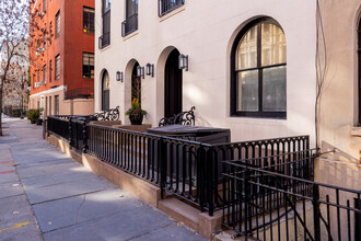 222 E 17th St in New York, NY - Building Photo - Building Photo