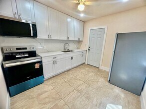 2014 NW 43rd St in Miami, FL - Building Photo - Building Photo