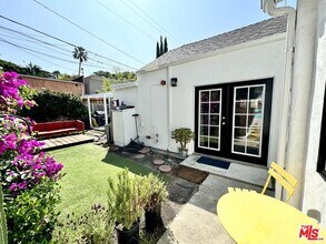 540 Huntley Dr in West Hollywood, CA - Building Photo - Building Photo