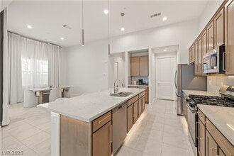 684 Ambridge Dr in Henderson, NV - Building Photo - Building Photo