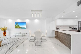 1717 N Bayshore Dr in Miami, FL - Building Photo - Building Photo
