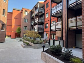 West Bay Court in Vancouver, BC - Building Photo - Building Photo