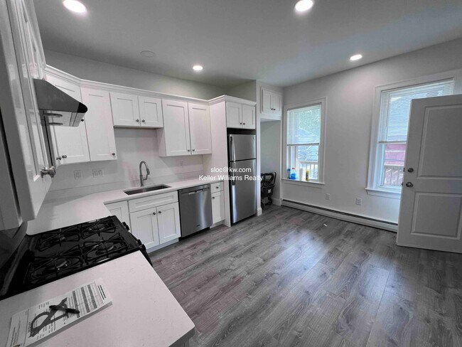 823 Saratoga St, Unit 2 in Boston, MA - Building Photo - Building Photo