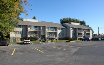 Cavanaugh West in Lansing, MI - Foto de edificio - Building Photo