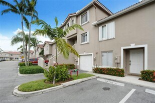 221 Riviera Cir in Weston, FL - Building Photo
